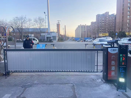 新沂小區(qū)客戶車牌識(shí)別+電動(dòng)門+人行通道